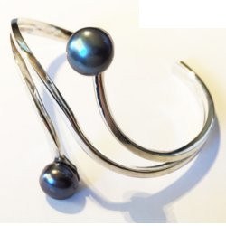 Bracciale in argento con due perle a bottone d'acqua dolce nere AA+