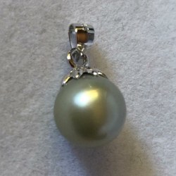 Pendente in argento e perla grigia verde a goccia dalle Filippine 11-12 mm Barocca